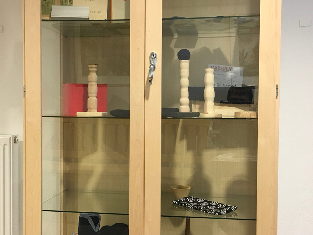 Foto på ett skåp med saker som elever har gjort i slöjden.