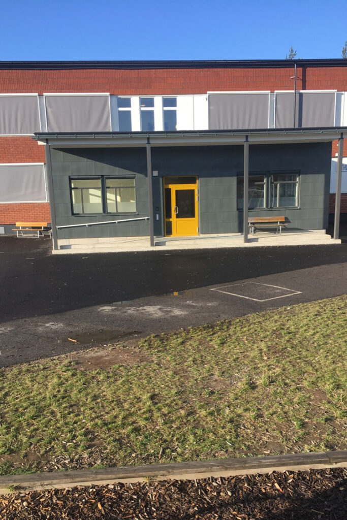 Foto på Pitholmsskolans ingång.