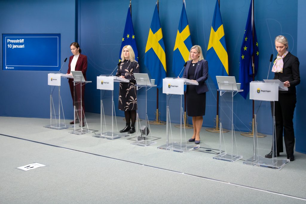 Regeringens och Folkhälsomyndighetens pressträff.
