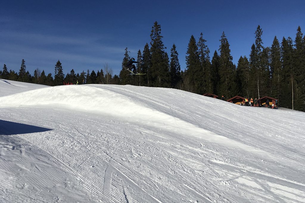 Axel Fransson åker skidor på Bräntberget