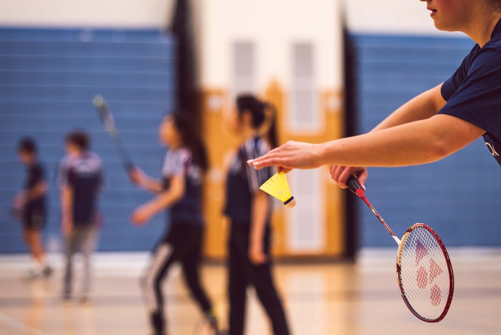 Barn som spelar badminton.